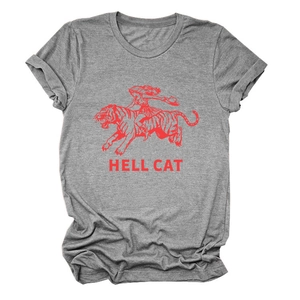 Détail de l'imprimé graphique rouge Hell Cat et tigre sur un t-shirt gris en coton
