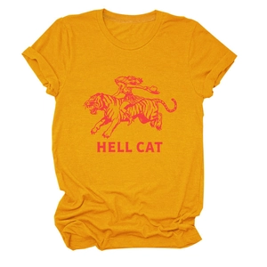Détail d'un t-shirt en coton jaune moutarde avec imprimé vintage Hell Cat et col rond