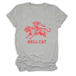 Détail à plat d'un t-shirt gris chiné avec impression graphique rouge Hell Cat