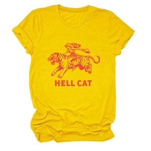Détail de l'imprimé vintage Hell Cat sur t-shirt en coton jaune vif à col rond