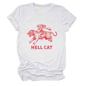 Détail d'un t-shirt blanc en coton avec imprimé Hell Cat rouge vintage et motif tigre