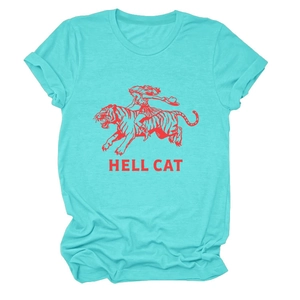 Détail de l'imprimé tigre Hell Cat rouge et texture sur T-shirt en coton bleu clair