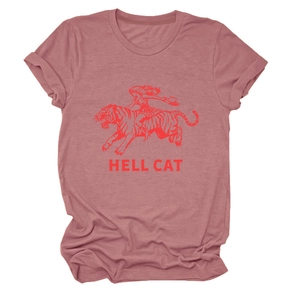 Détail de l'imprimé Hell Cat rouge sur un t-shirt col rond en coton rose poudré