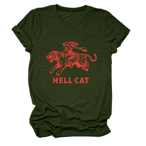 Détail d'un t-shirt en coton vert foncé avec imprimé rouge Hell Cat et tigre