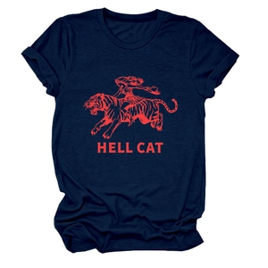 Détail du t-shirt bleu marine avec imprimé graphique Hell Cat rouge et col rond