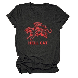 Détail de l'imprimé graphique rouge vintage Hell Cat sur un t-shirt en coton gris