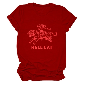 Détail de l'imprimé graphique Hell Cat et du logo sur le t-shirt rouge en coton à manches