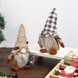 Deux gnomes de café faits main avec chapeau en toile de jute et motif à carreaux noir et blanc