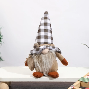 Détail d'un gnome café avec chapeau à carreaux tenant un petit sac en toile de jute