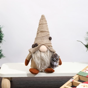 Détail d'un gnome à café avec chapeau en toile, grains de café et longue barbe blanche