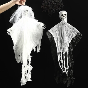 Hangende skeletspoken met zwart-witte gescheurde gewaden voor Halloween-decor