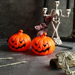 Klassische orangefarbene Halloween-Kürbiseimer mit geschnitzten Gesichtern zur Deko
