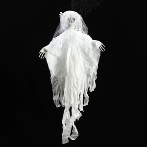 Detailopname van Halloween spookbruid met gescheurde witte sluier en schedelkop