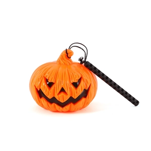 Klassische orangefarbene Halloween Kürbis Laterne mit schwarzem Griff für Festdekoration