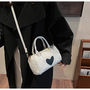 Détail du sac à main peluche blanc avec patch coeur noir et garniture dorée chic