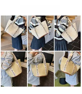 Détail du sac cabas en paille avec lettrage SUMMER & BEAUTY et base en cuir marron chic