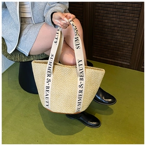 Détail du sac cabas en paille avec poignée ruban Summer & Beauty et base renforcée
