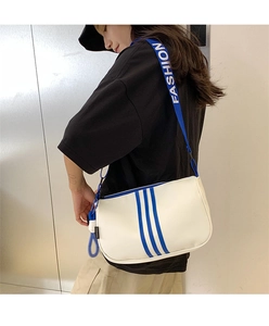 Detail einer weißen Leder-Umhängetasche mit drei blauen Streifen und FASHION-Gurt