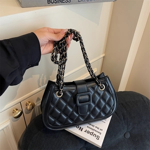 Borsa a tracolla trapuntata nera con catena dorata e grande fibbia quadrata di lusso