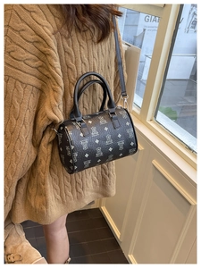 Detailweergave van de zwarte Boston tas met berenprint en getextureerd PU-leer luxe