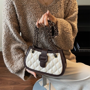 Borsa a tracolla trapuntata bianco sporco e marrone con catena e chiusura vintage