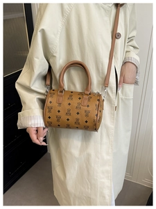Bruine lederen cilindertas met berenprint gecombineerd met een beige trenchcoat