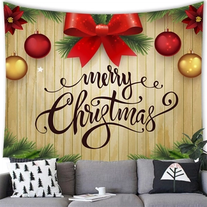 Detalle de tapiz navideño con lazo rojo y adornos festivos colgado sobre un sofá gris