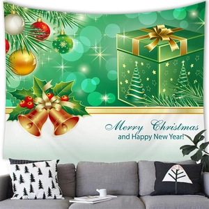 Detalle de un tapiz navideño con campanas festivas, cajas de regalo y decoraciones