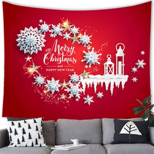Detalle de tapiz navideño rojo colgado sobre un sofá gris en un interior