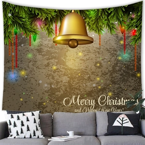 Detalle de tapiz navideño con campanas doradas y ramas de pino sobre un sofá gris