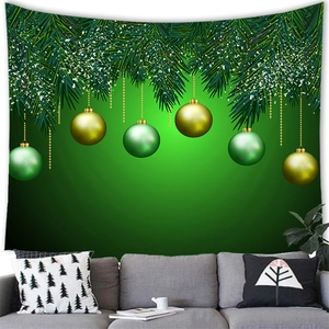 Detalle del tapiz navideño con ramas de pino y bolas decorativas de ambiente festivo