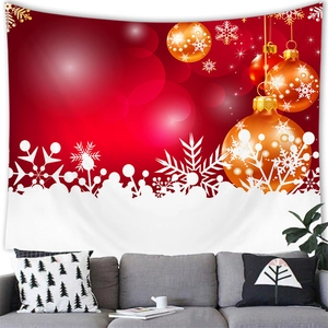 Detalle de tapiz navideño rojo con adornos dorados y copos de nieve en una pared