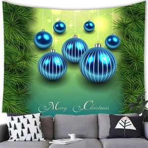 Tapiz de Navidad con agujas de pino verdes y bolas azules colgado sobre sofá