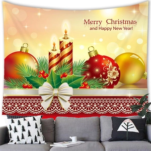 Tapiz de pared navideño con velas y adornos colgado en una sala de estar