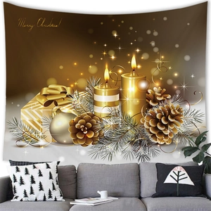 Tapiz navideño con velas doradas, caja de regalo y piñas sobre un sofá gris moderno
