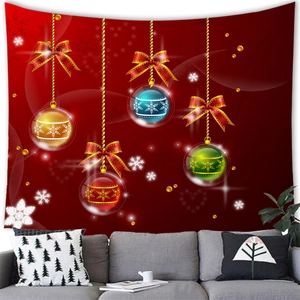 Primer plano de tapiz navideño con adornos colgando sobre un sofá gris elegante