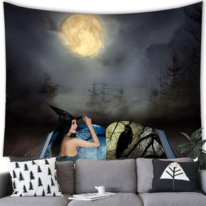 Détail d'une tapisserie gothique avec sorcière et pleine lune sur un canapé