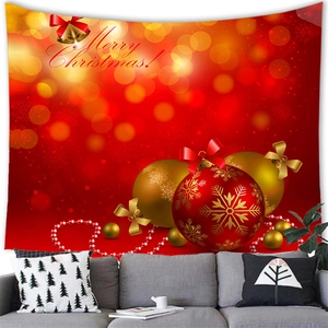 Detalle de tapiz navideño rojo con campanas y adornos dorados festivos