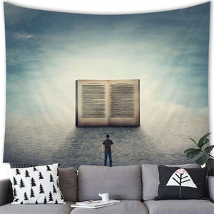 Détail d'une tapisserie de livre magique sur un mur de salon au-dessus d'un canapé