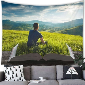 Tapisserie de livre magique surréaliste avec prairies et montagnes au-dessus d'un canapé