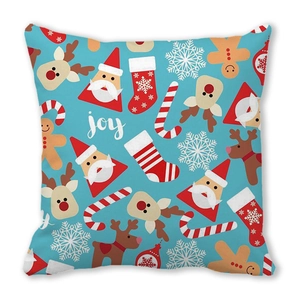 Nahaufnahme eines festlichen Weihnachtskissenbezugs mit Weihnachtsmann und Joy-Aufdruck
