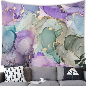 Tapiz moderno con textura de mármol violeta y verde con toques dorados en la pared