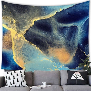 Tapiz abstracto con textura de mármol azul y dorado sobre un sofá gris