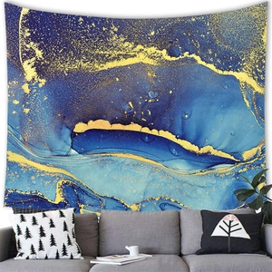 Detalle de tapiz de mármol azul con arte fluido dorado colgado sobre un sofá moderno