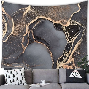 Detalle de tapiz de mármol negro y dorado con texturas fluidas y líneas de oro fino