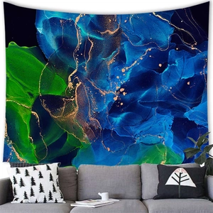 Tapiz de pared abstracto azul y verde con líneas doradas sobre un sofá gris