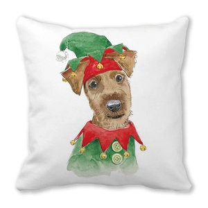 Detail eines Terrier-Hundes mit grüner Elfenmütze auf einem festlichen Weihnachtskissen