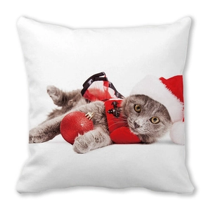 Detailansicht des weihnachtlichen Katzenmusters auf einem weichen Dekokissenbezug