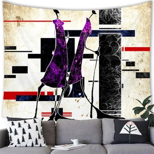 Détail d'une tapisserie d'art africain abstrait suspendue au-dessus d'un canapé moderne