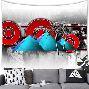 Tapisserie murale abstraite avec pyramide bleue et soleil rouge dans un salon moderne